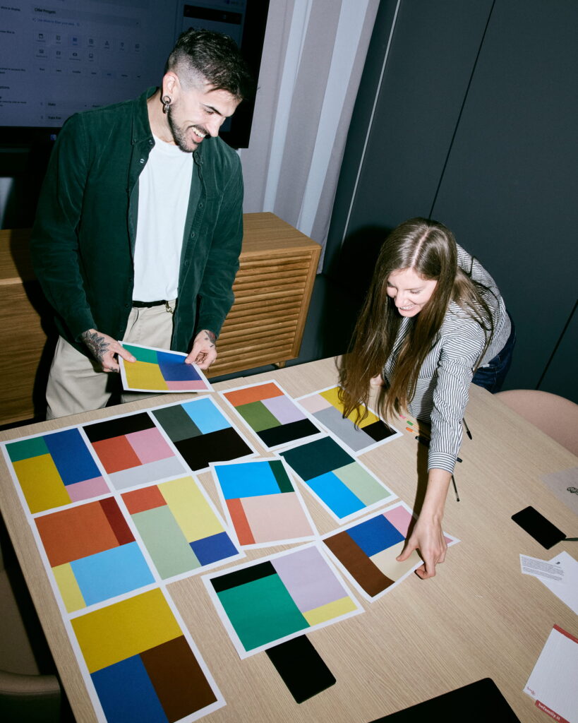 Pierfilippo e Elisa lavorano ad un progetto di Branding