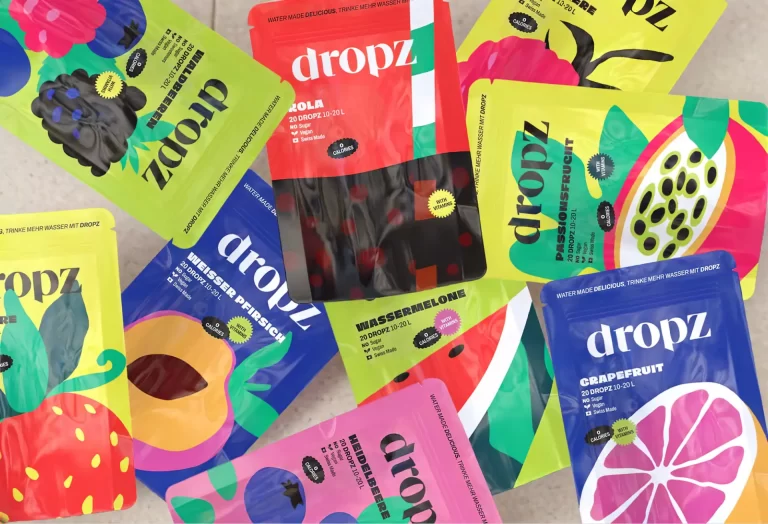 Packaging di prodotti Dropz distribuiti sopra ad un tavolo